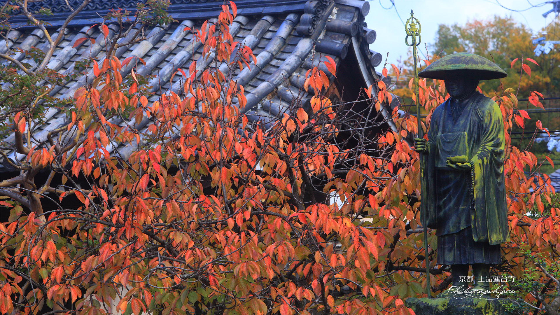 上品蓮台寺 弘法大師像と桜紅葉