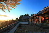 三鈷寺 朝陽を浴びる本堂