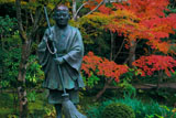一休寺 少年一休像と紅葉