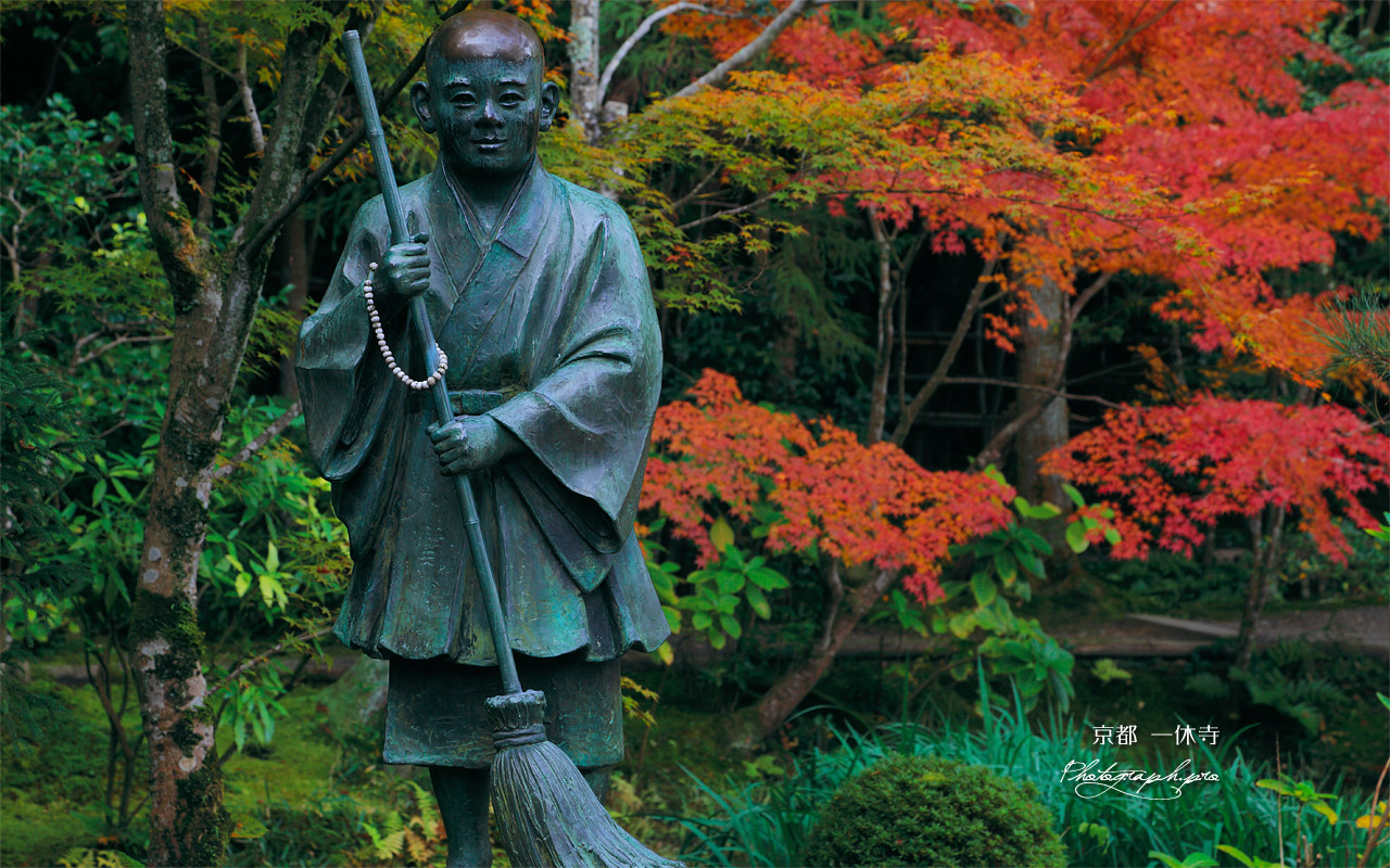 一休寺 少年一休像と紅葉 壁紙