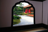 大徳寺興臨院 火灯窓越しの紅葉と方丈