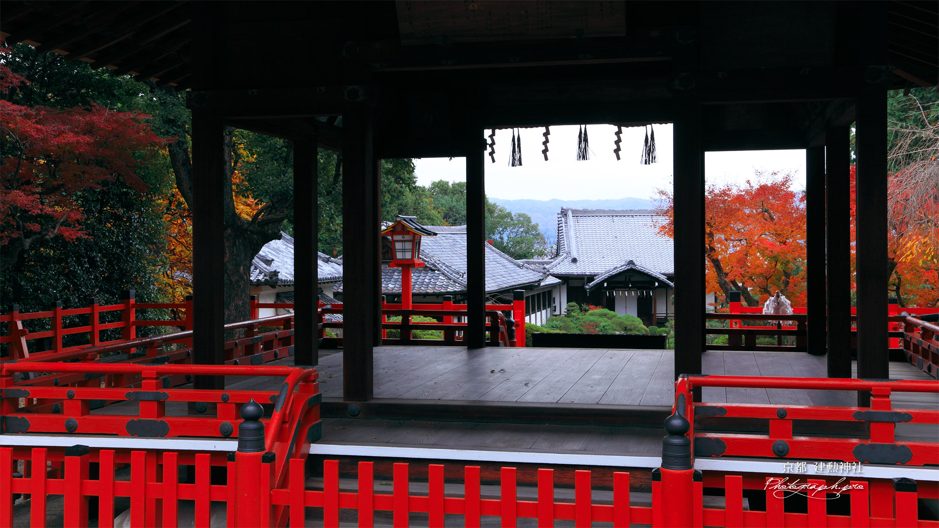 建勲神社 拝殿と紅葉の社殿