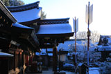 今宮神社 淡雪の本社向拝と破魔矢