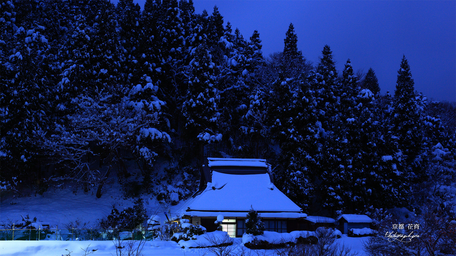 京都花脊 雪明りの別所町の民家