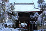源光庵 雪の山門