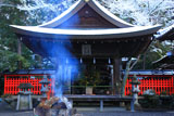 三宅八幡宮 焚火と雪化粧した拝殿