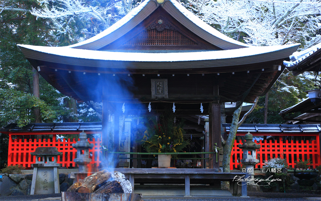三宅八幡宮 焚火と雪化粧した拝殿 壁紙
