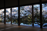 蓮華寺 書院から雪化粧の庭園