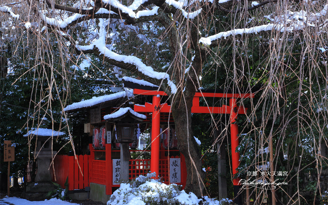 水火天満宮 雪景色の六玉稲荷社 壁紙