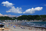 鎌倉材木座 夏雲と海水浴客
