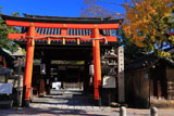 下御霊神社 表門と銀杏黄葉