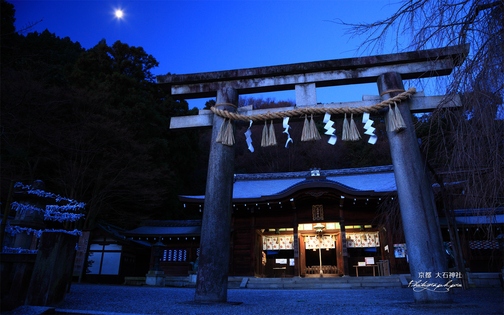 大石神社 月光に照らされた沫雪の拝殿