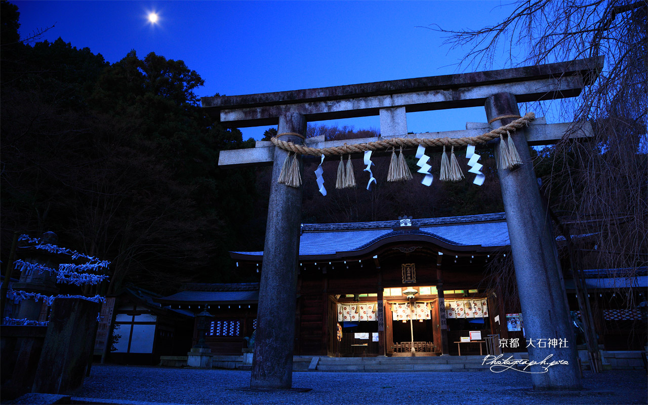 大石神社 月光に照らされた沫雪の拝殿 壁紙