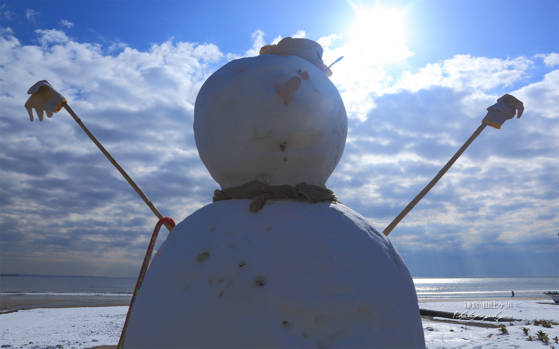 由比ヶ浜 巨大雪だるま出現！