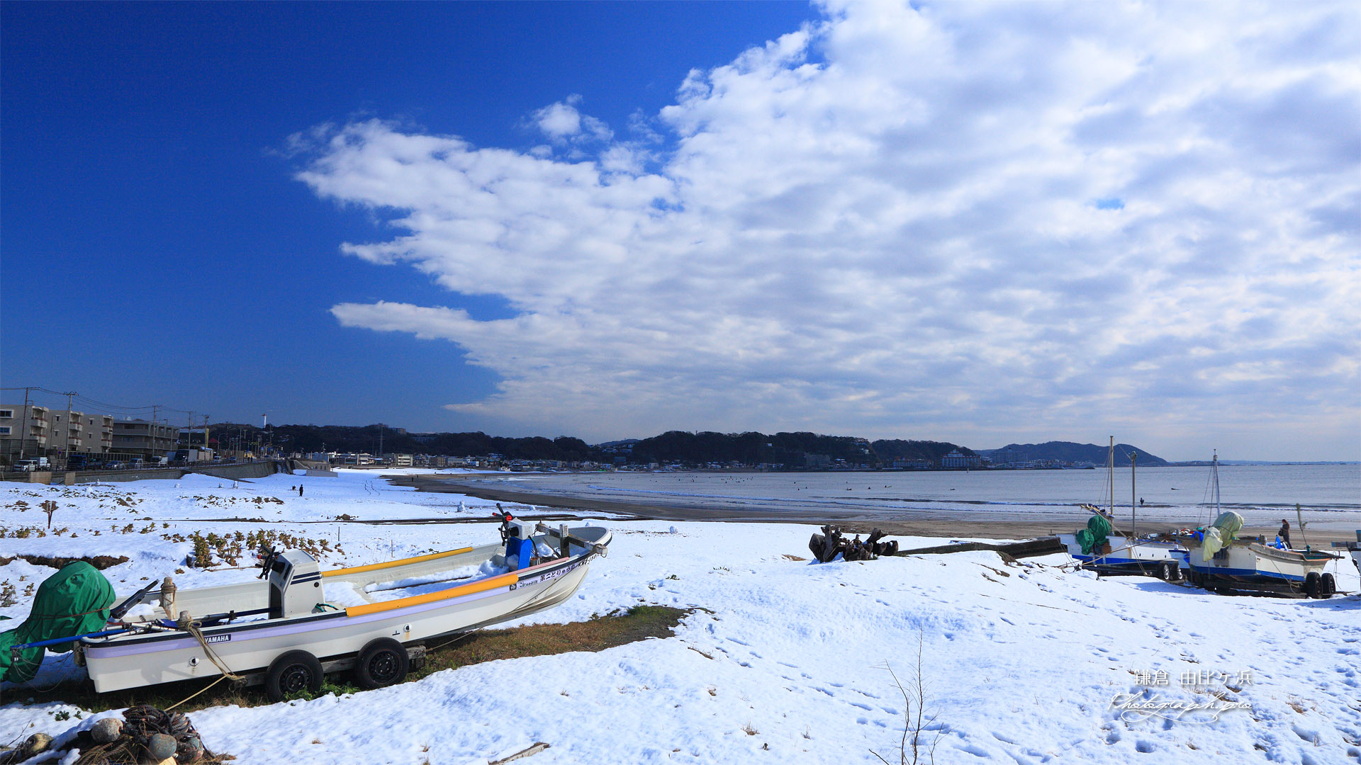 由比ヶ浜 雪原の陸揚げボート