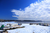 由比ヶ浜 雪原の陸揚げボート