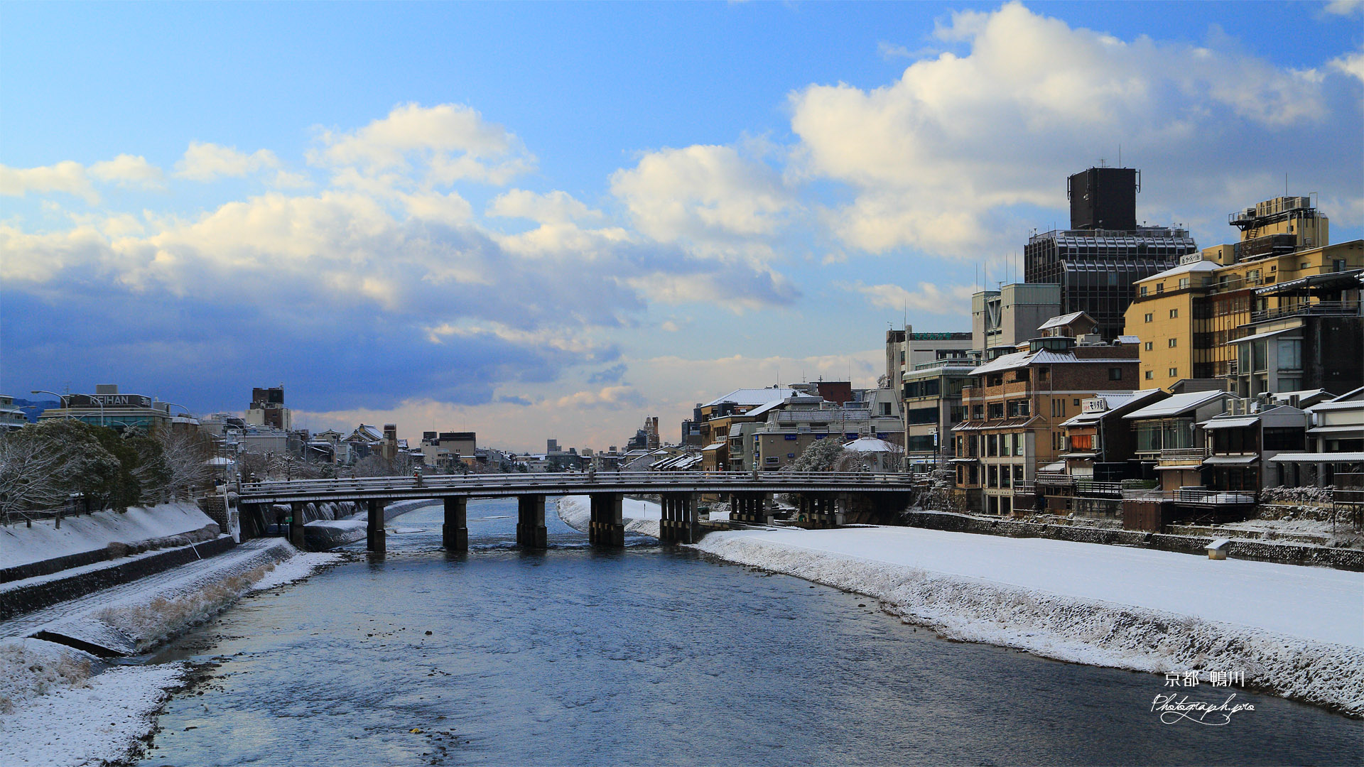 鴨川 雪化粧の三条大橋