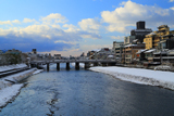 鴨川 雪化粧の三条大橋