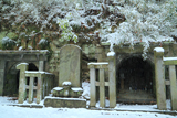 雪降る大江広元墓