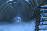 雪の巨福呂坂洞門