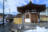 残雪の岩船地蔵堂