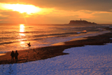 稲村ガ崎 夕日と積雪海岸