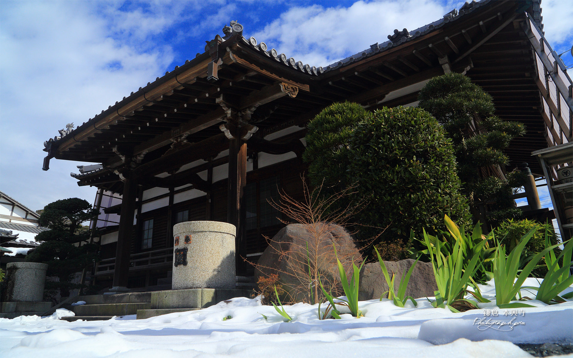 本興寺 残雪と本堂