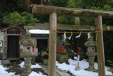 五所神社 残雪の石上稲荷社と石像板碑