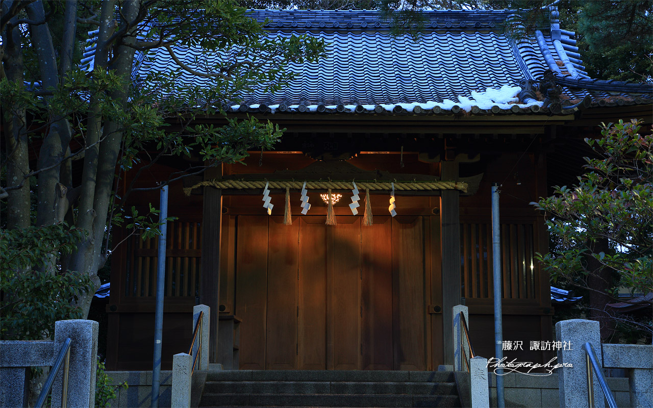 藤沢 諏訪神社拝殿の名残雪 壁紙