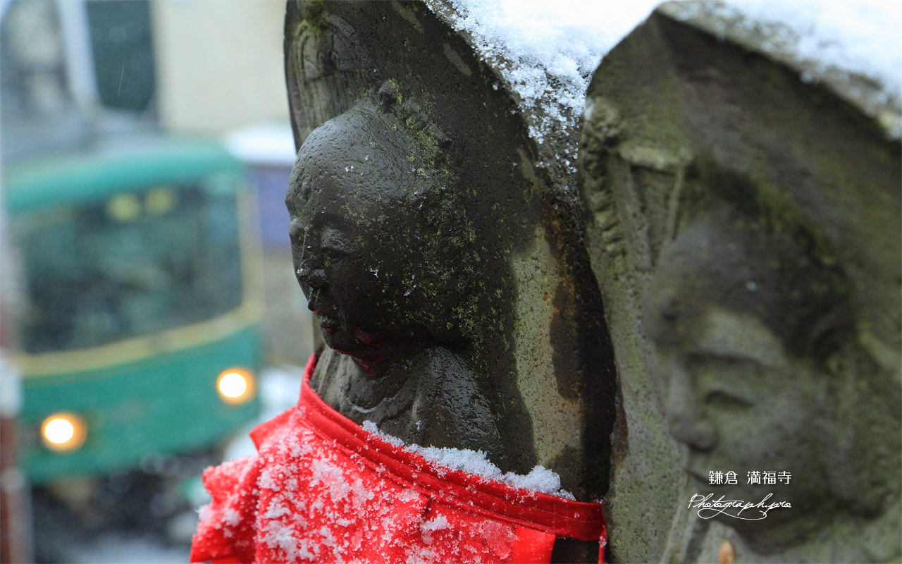 満福寺 沫雪の石仏と江ノ電 壁紙