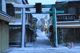 江の島 雪化粧した江島神社青銅鳥居