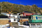江ノ電と残雪の顕証寺