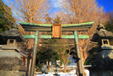 鎌倉 諏訪神社鳥居越しの雪参道