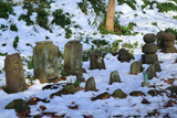 称名寺 残雪と石仏