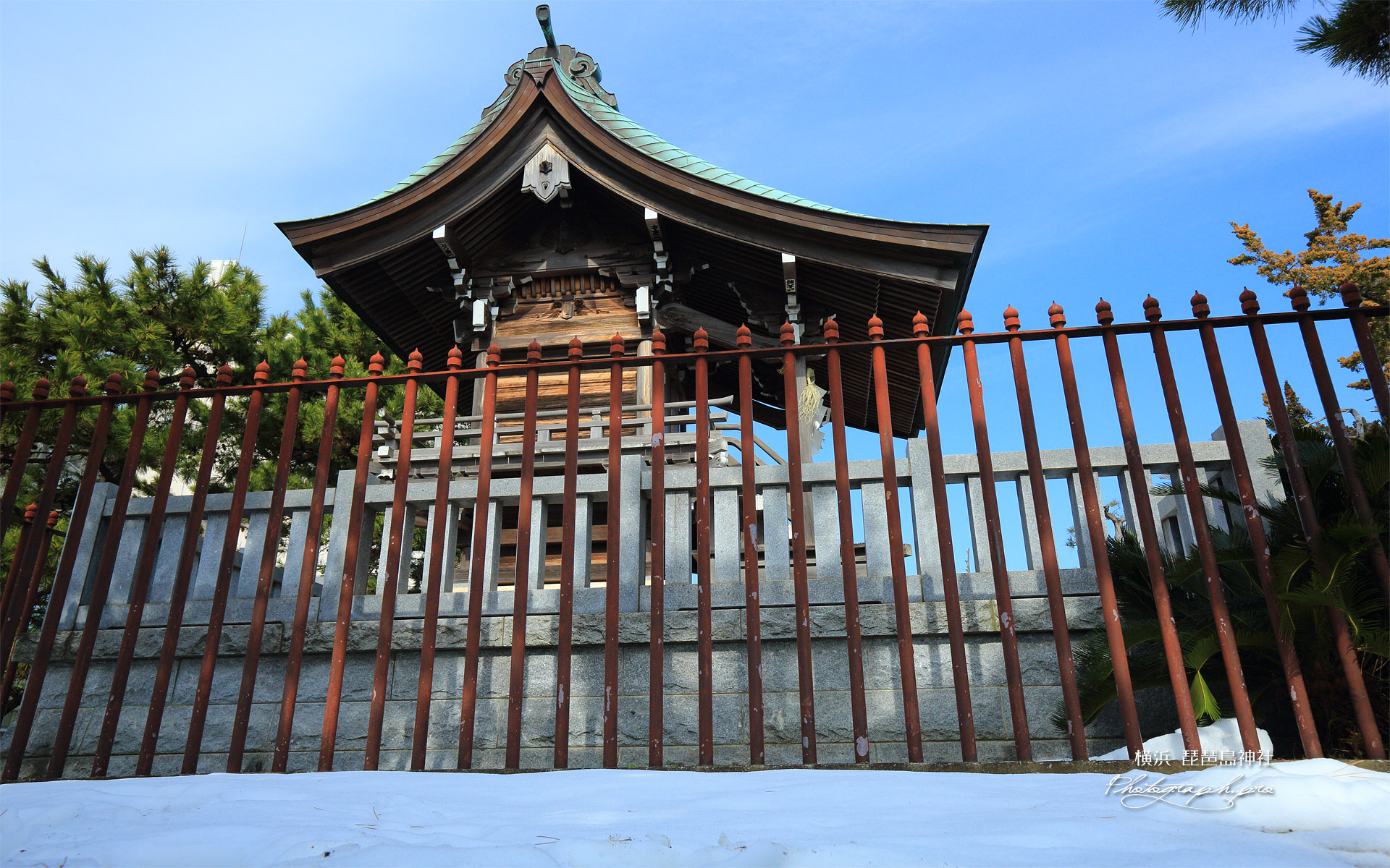 残雪の琵琶島神社