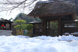 泥牛庵 残雪と山門