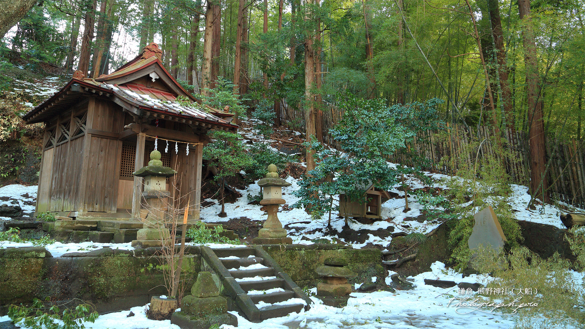 斑雪の熊野神社末社