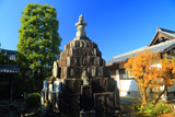 天寧寺 無縁塔と黄葉