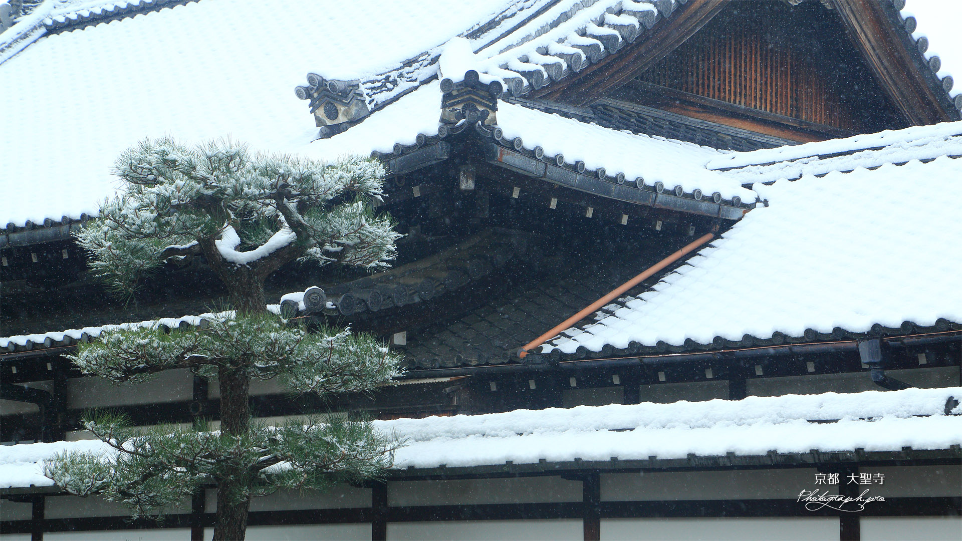 大聖寺 屋根雪の本堂