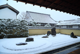 龍源院 雪化粧の一枝坦
