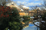 月桂冠大倉記念館 柿と斑雪の濠川酒蔵風景