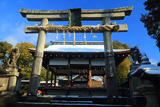 福王子神社 雪化粧した鳥居越し拝殿