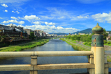 鴨川 五条大橋と夏空
